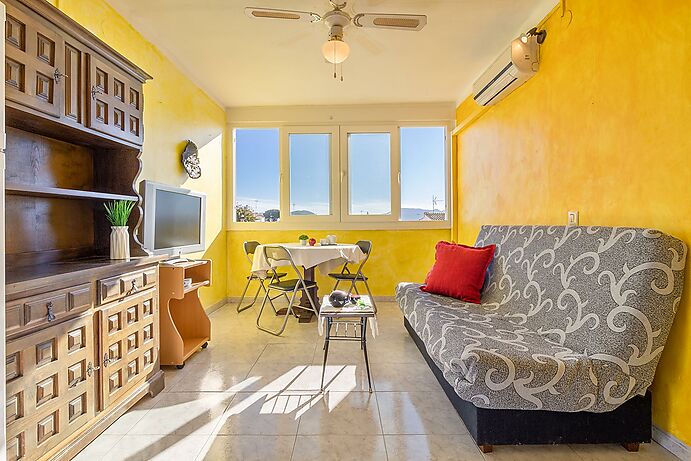 Bright studio close to the beach and shops