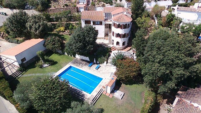 Magnifica Torre con jardín y piscina