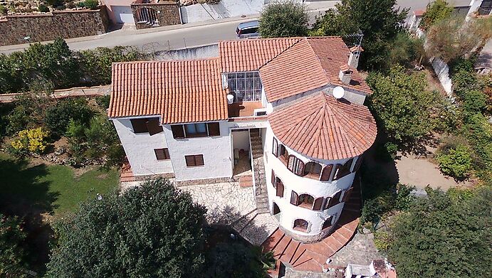 Magnifica Torre con jardín y piscina