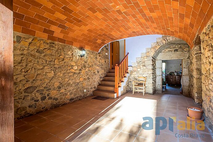 Casa rústica de piedra en pleno centro de Calonge al lado del castillo, reformada en 2004