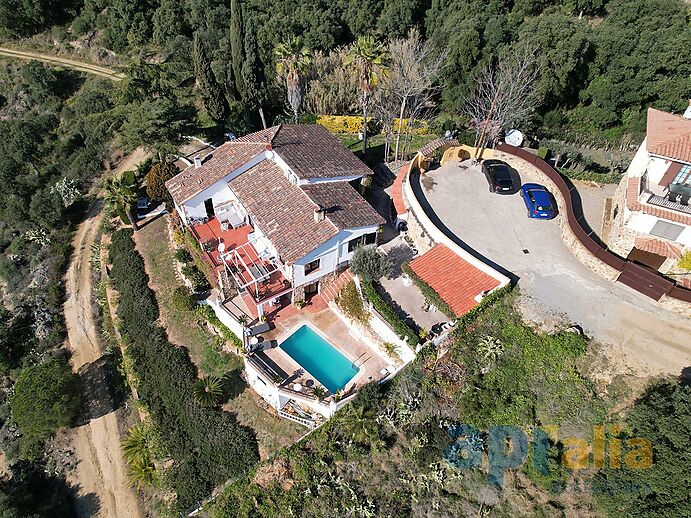 Un majestuoso chalet con vistas espectaculares sobre mar y montaña