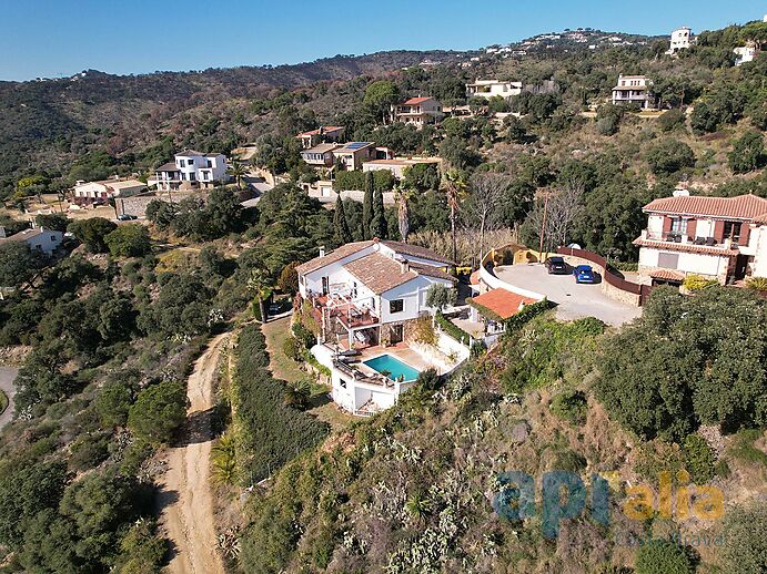 Un majestuoso chalet con vistas espectaculares sobre mar y montaña