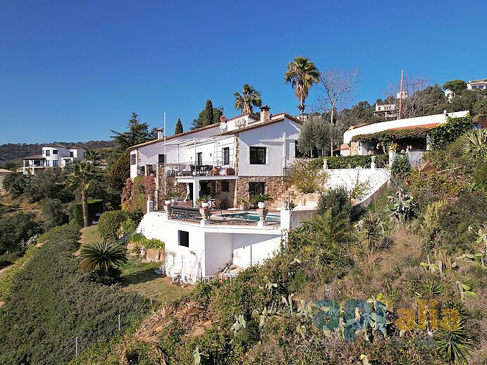 Un majestuoso chalet con vistas espectaculares sobre mar y montaña