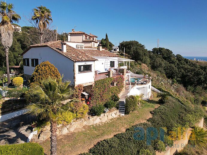 Un majestuoso chalet con vistas espectaculares sobre mar y montaña