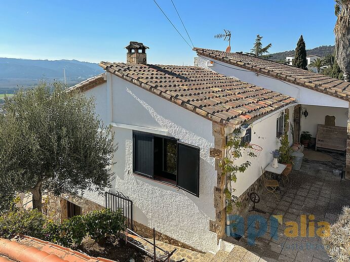 Un majestuoso chalet con vistas espectaculares sobre mar y montaña