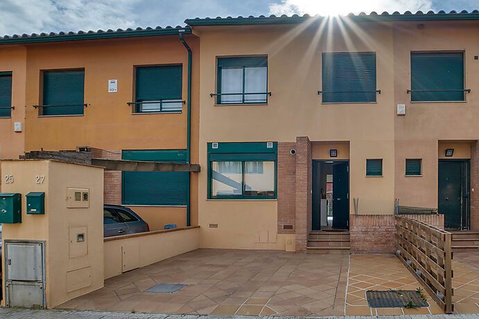 Preciosa casa adosada en el pueblo de  Vall-llobrega