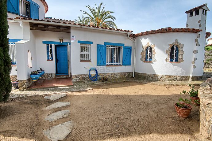 Bonita casa de estilo Mediterraneo con climatizacion