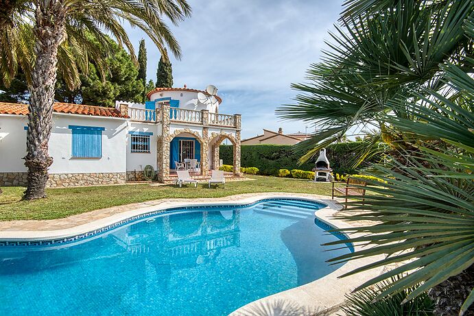 Bonita casa de estilo Mediterraneo con climatizacion