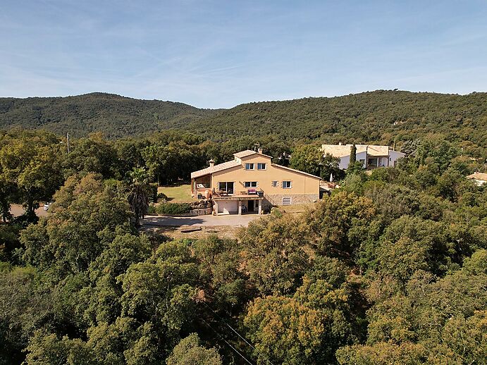 Fantástica casa espaciosa con mucha privacidad en la naturaleza, 4 dormitorios, piscina y vistas impresionantes a las montañas