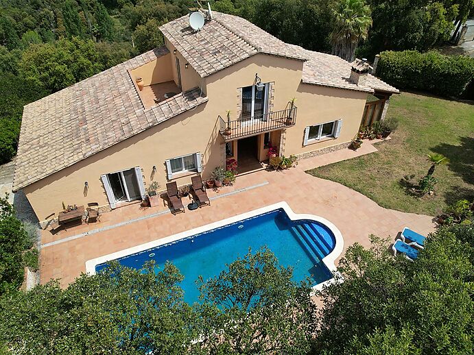 Fantástica casa espaciosa con mucha privacidad en la naturaleza, 4 dormitorios, piscina y vistas impresionantes a las montañas