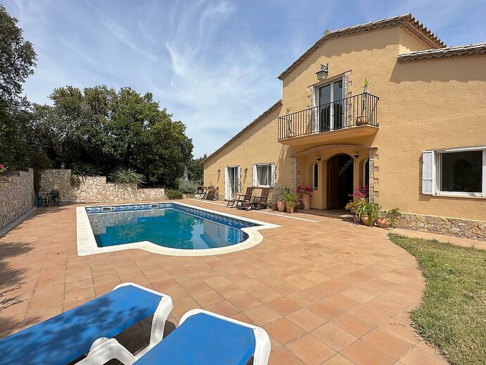 Fantástica casa espaciosa con mucha privacidad en la naturaleza, 4 dormitorios, piscina y vistas impresionantes a las montañas