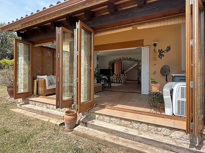 Fantástica casa espaciosa con mucha privacidad en la naturaleza, 4 dormitorios, piscina y vistas impresionantes a las montañas