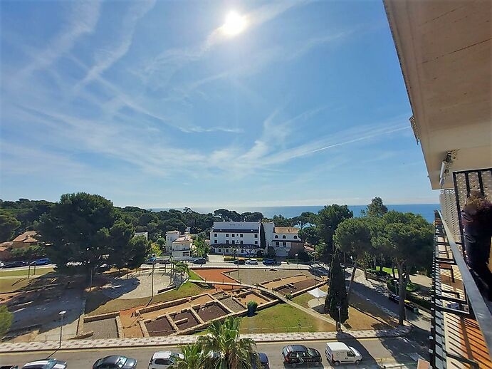 Con amplia terraza y cerca de las playas