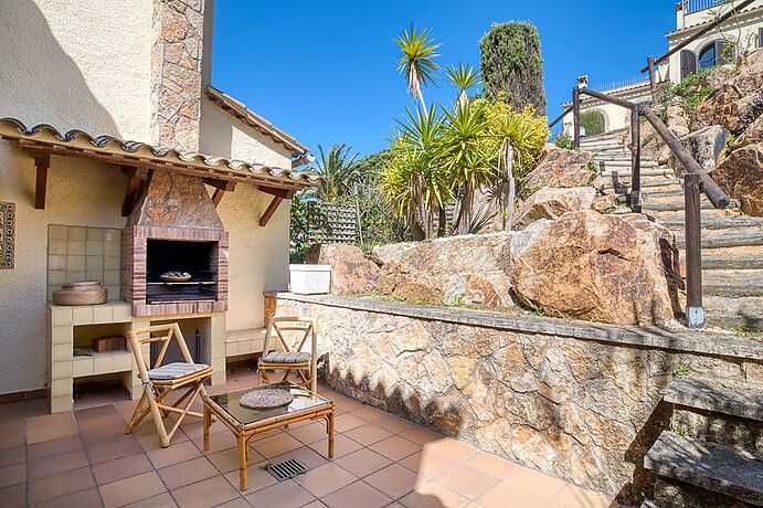 Oportunidad de Oro! Casa de piedra con vista al mar y la montaña