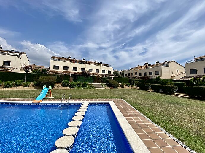 Casa adosada en Palamós, con piscina comunitaria,  zona tranquila y pocos pasos de todos los servicios