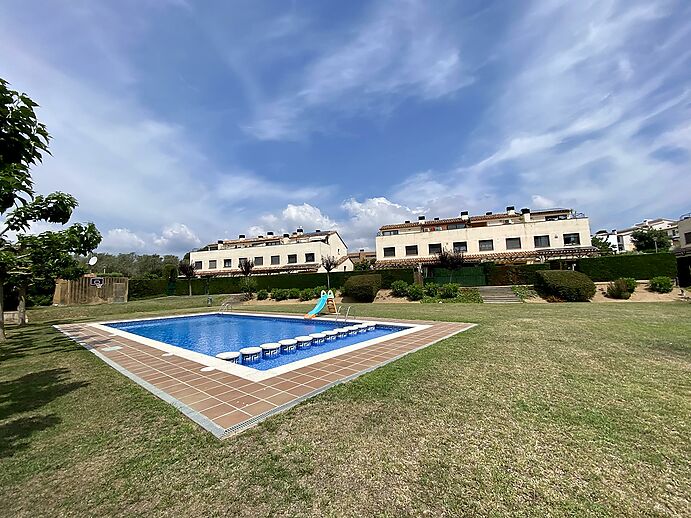 Casa adosada en Palamós, con piscina comunitaria,  zona tranquila y pocos pasos de todos los servicios