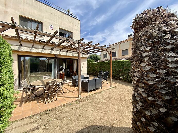 Casa adosada en Palamós, con piscina comunitaria,  zona tranquila y pocos pasos de todos los servicios